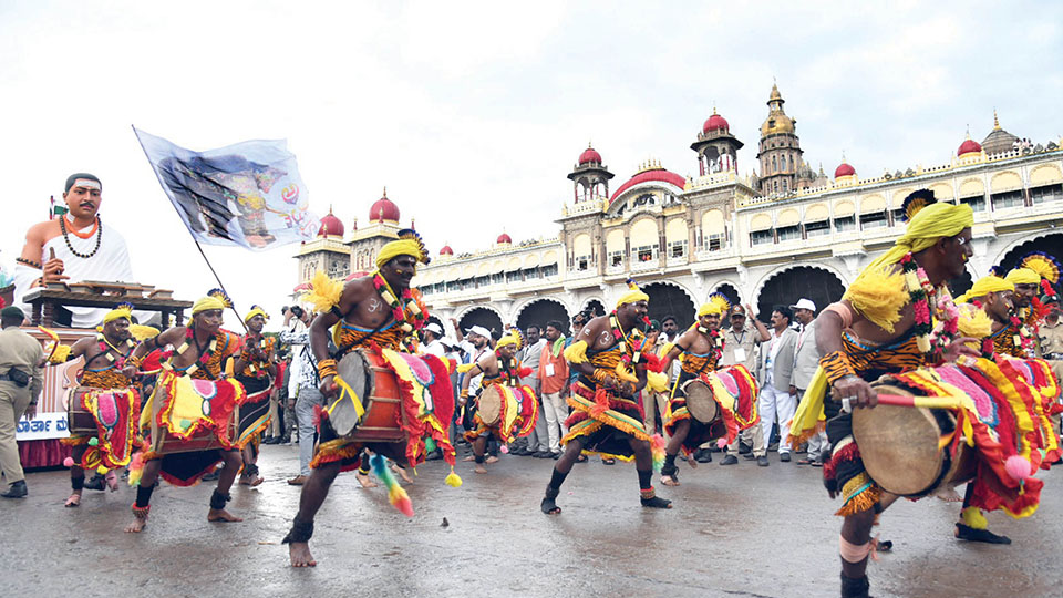 Art troupes display cultural glory