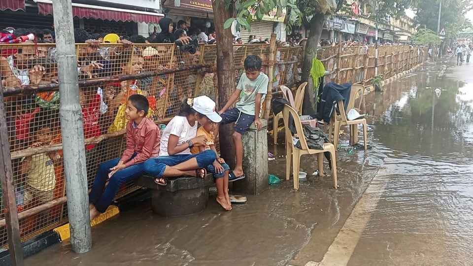 Overflowing UGD water causes distress among Dasara tourists