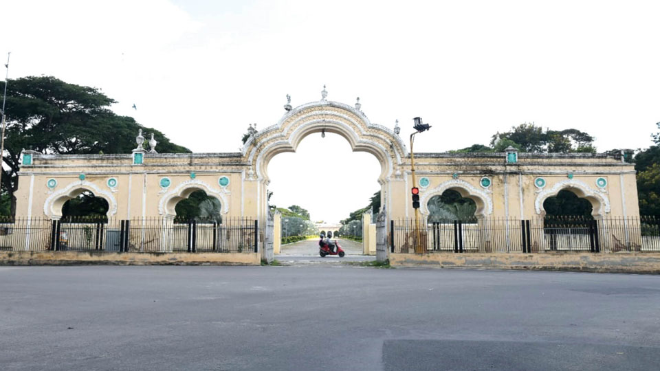 Heritage Welcome Arches in shambles this Dasara: An eyesore