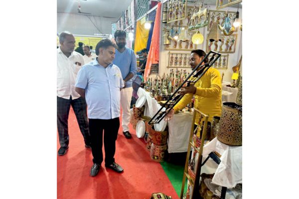 KEA Chairman visits Indian Dastkaar Handloom and Handicraft Expo