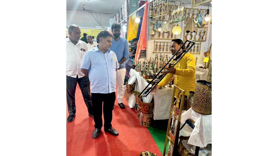 KEA Chairman visits Indian Dastkaar Handloom and Handicraft Expo