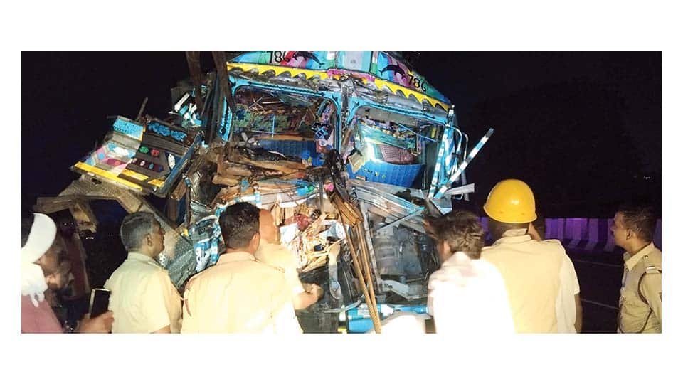 Lorry driver, cleaner killed in Mandya accident