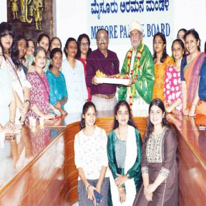 Mysore Palace Board felicitates artist Ganjifa Raghupathi Bhat