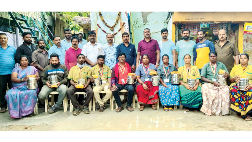 Newspaper distributors felicitate Pourakarmikas at Vontikoppal