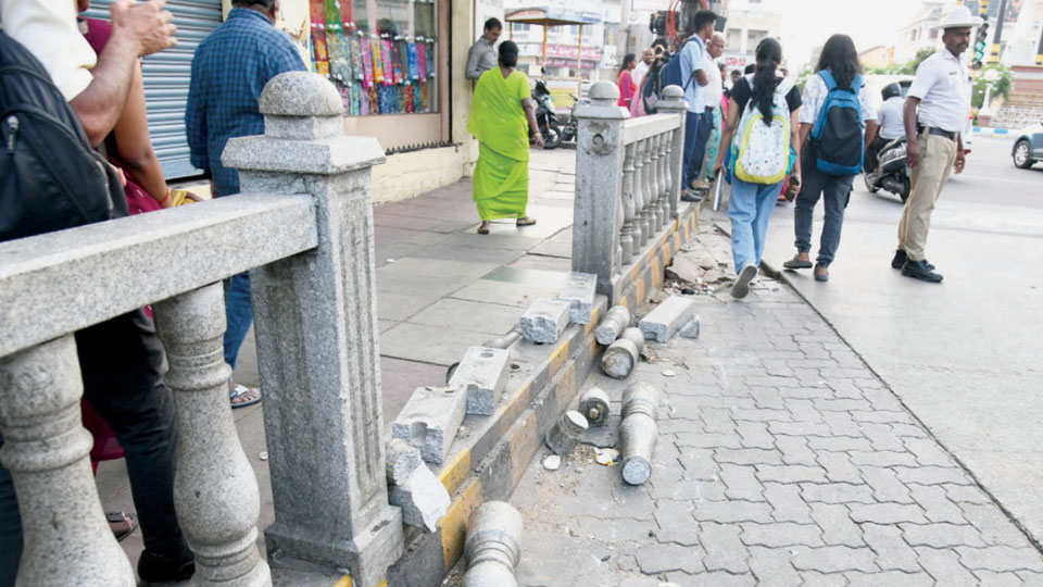 Falling stone railings on Raja Marga flags safety concerns