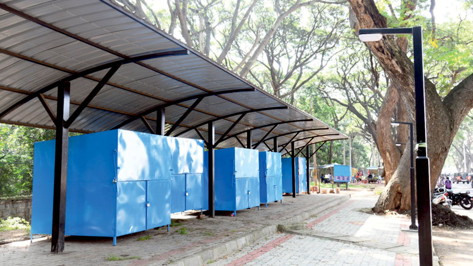 Shelter for florists on Valmiki Road