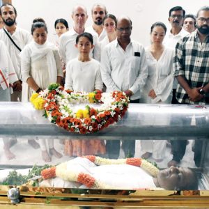 Hundreds pay last respects to Yoga Guru Sharath Jois