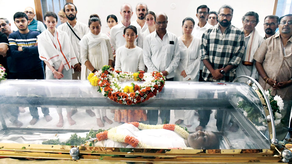 Hundreds pay last respects to Yoga Guru Sharath Jois