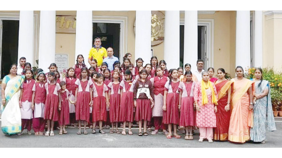 Students of Ranga Rao Memorial School for Differently Abled visit CFTRI