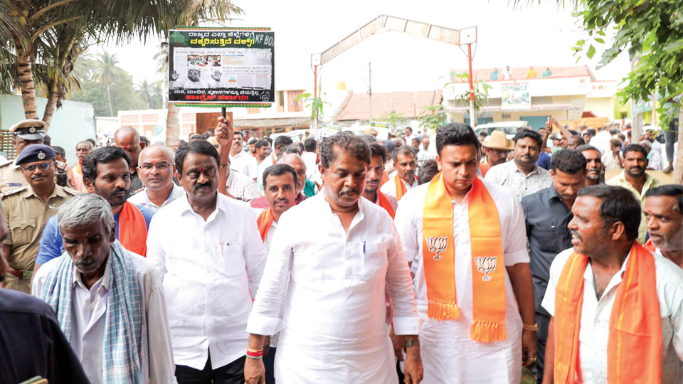 Waqf Board claim on Temple, Govt. School: Oppn. Leader R. Ashok leads protest in Srirangapatna