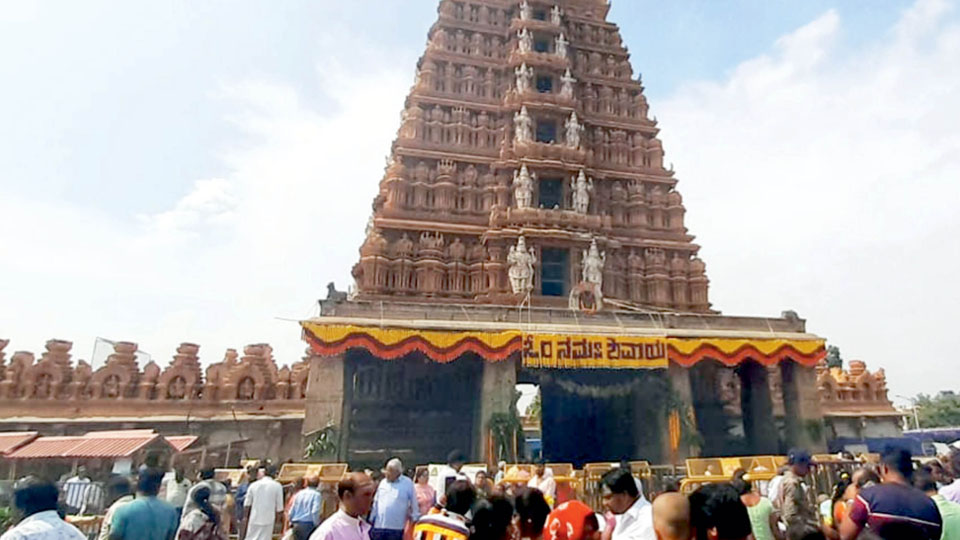 Last Karthika Masa Puja rituals: Devotees throng Nanjangud temple