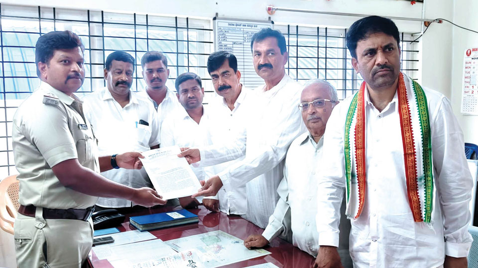 Congress delegation lodges Police complaint against RTI activist Snehamayi Krishna