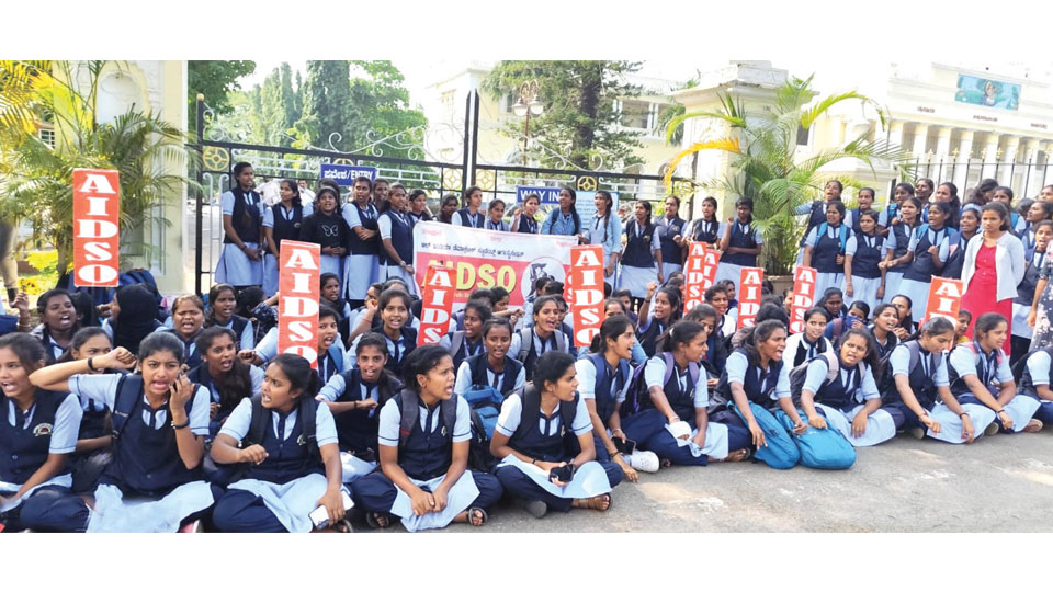 Maharani’s girls stage stir against hike in fees for SC/ST students