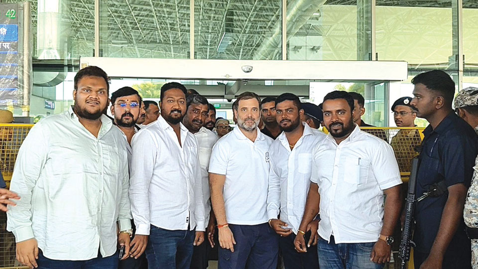 Rahul Gandhi makes a brief stopover in Mysuru enroute to Wayanad