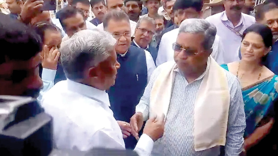 MUDA site scam ignites banter between Siddaramaiah and Somanna