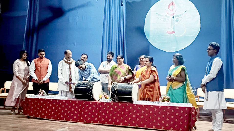 Hrudayaranga troupe stages play Chama Cheluve