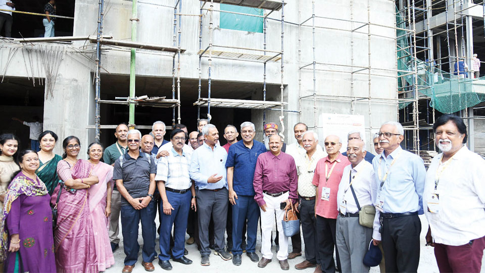 Old boys of RK Vidyashala visit Viveka Smaraka