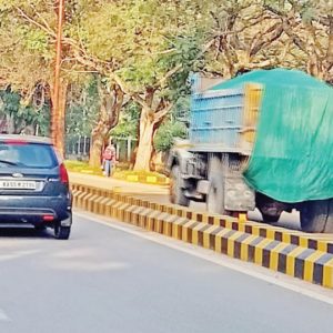 Vehicles plying on wrong side of Sahukar Chennaiah Road