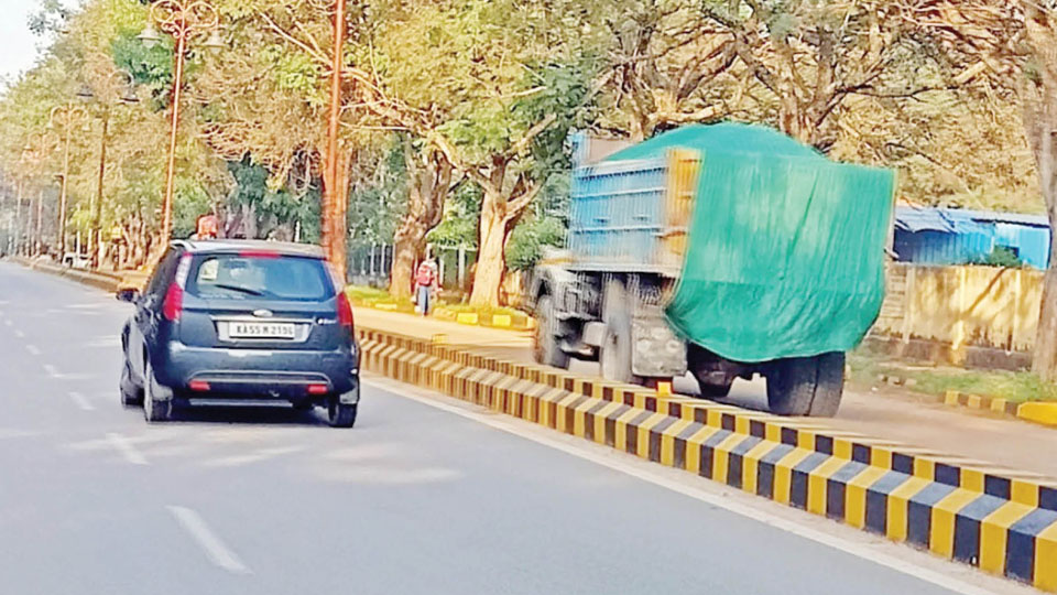 Vehicles plying on wrong side of Sahukar Chennaiah Road