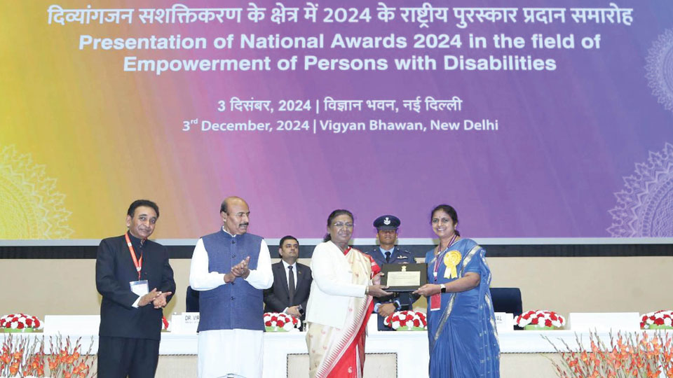 President Murmu presents National Award to AIISH