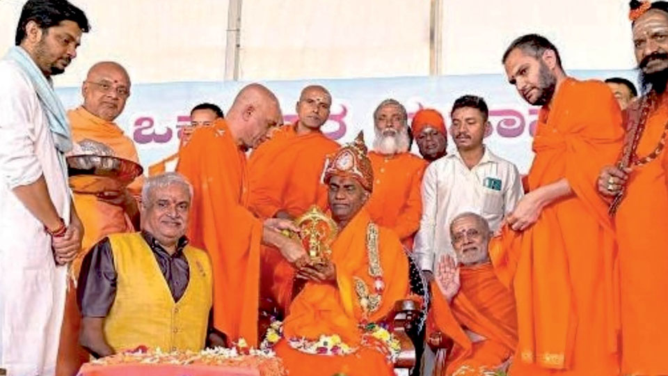 KAS Officer Dr. Nagaraju rechristened as Sri Nischalanandanatha Swamiji