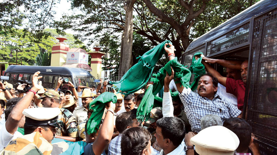 Police foil farmers’ attempt to lay siege to Railway Station