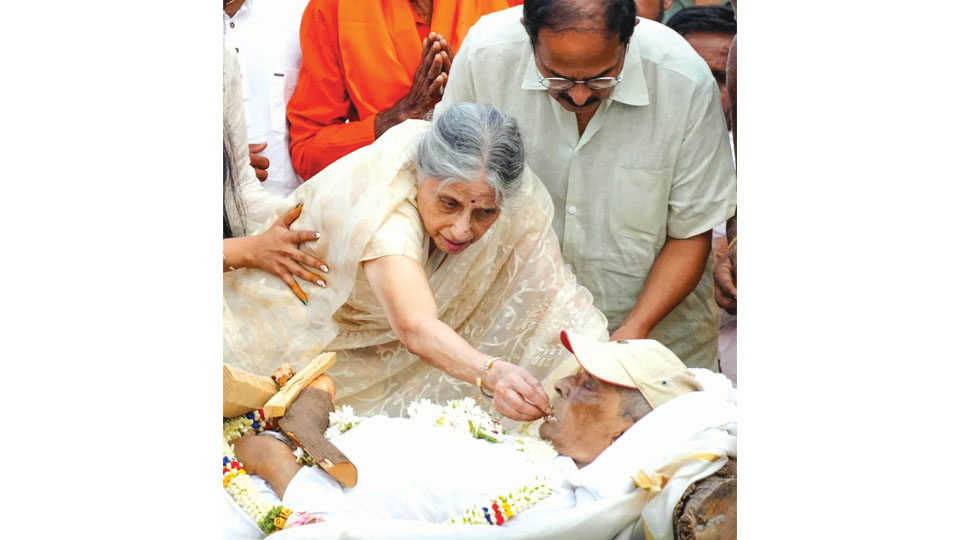 Tearful adieu to S.M. Krishna at his native Somanahalli