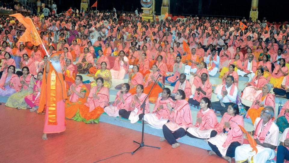 Chanting of Hanuman Chalisa: Devotees create new Guinness Record at Ganapathy Ashram