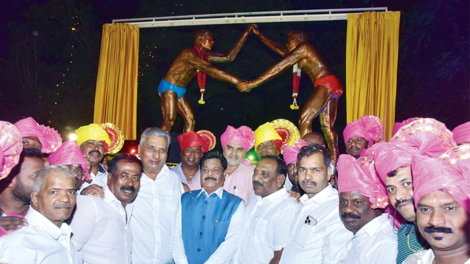 Statue of ‘Wrestlers in Bout’ unveiled