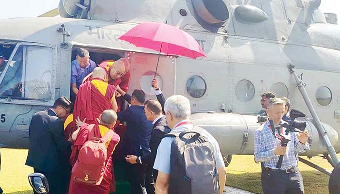 Dalai Lama arrives at Bylakuppe Camp