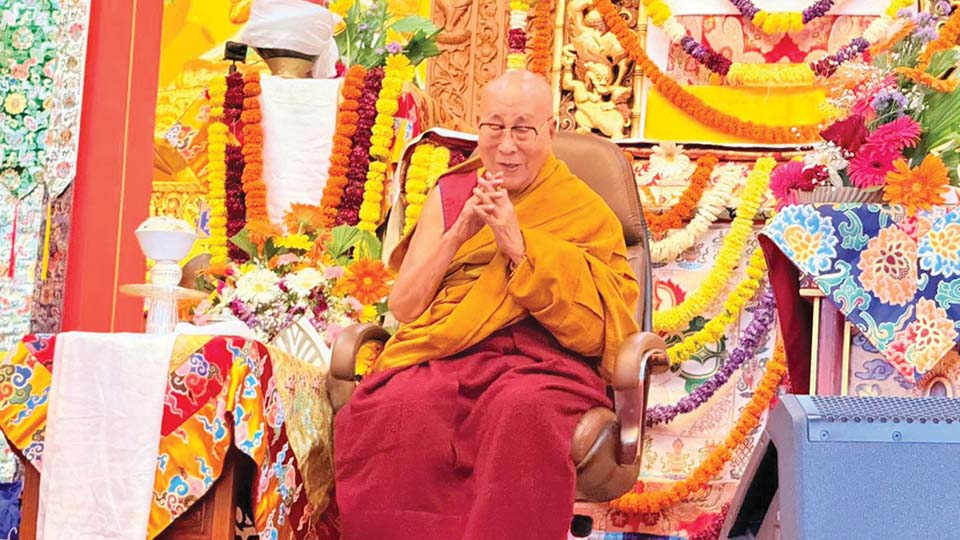 Dalai Lama arrives at Bylakuppe Camp