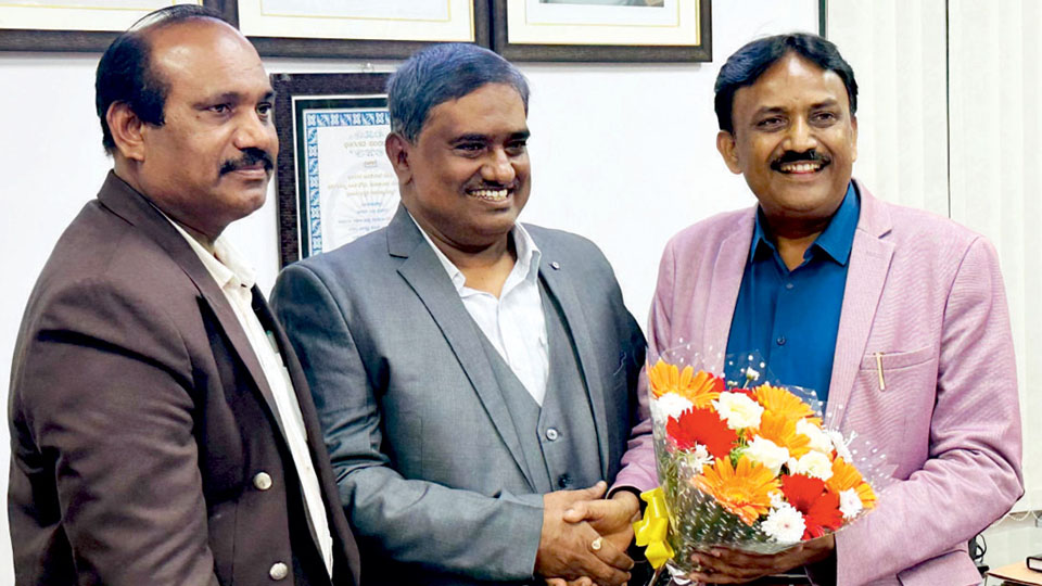 Dr. M.G. Manjunath takes charge as Music Varsity Registrar