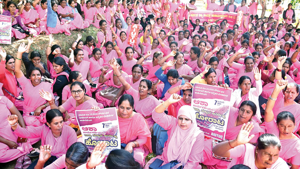 ASHA workers stage protest demanding hike in honorarium