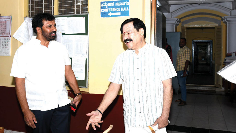 MUDA 50:50 sites scam: Former MLAs Ramdas, Nagendra appear before Lokayukta SP 