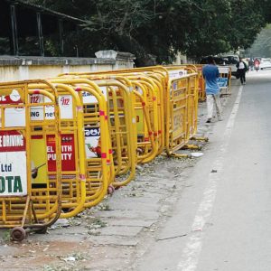 Clear obstruction of footpath on Dewan’s Road for safety