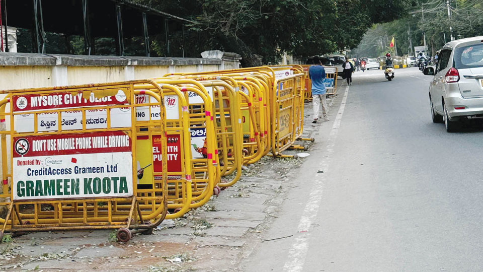 Clear obstruction of footpath on Dewan’s Road for safety