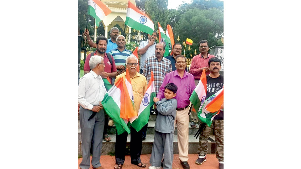 Naval Veterans Association displays Tiranga