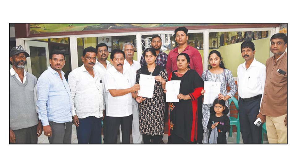 Muthathi drowning case: Ex-MLA provides Rs. 2 lakh relief each for four families