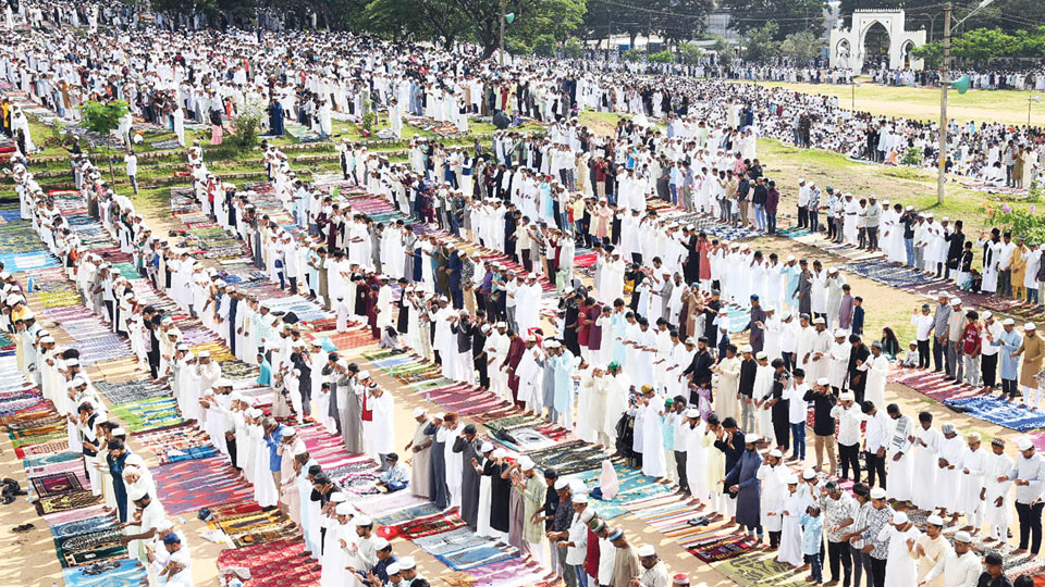 Thousands offer Eid prayers