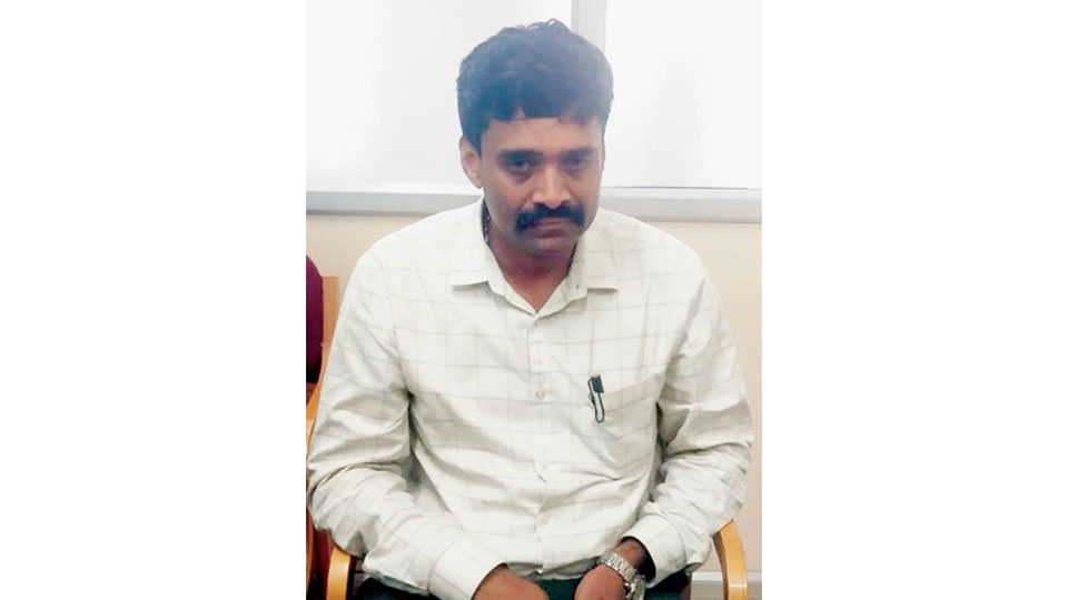 CESC Vigilance Officer trapped while accepting bribe