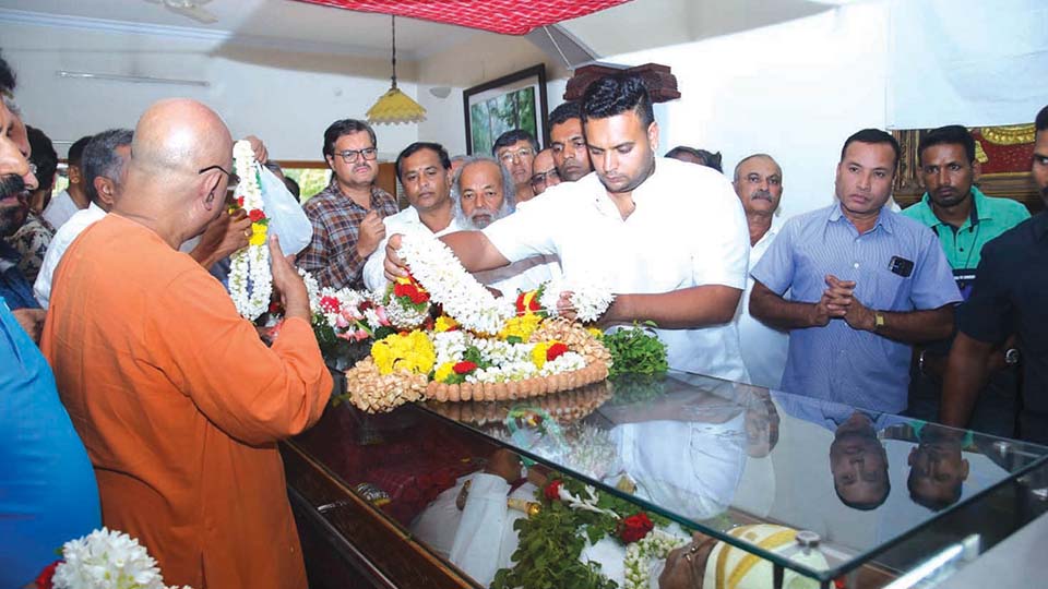 MP Yaduveer Wadiyar, other dignitaries pay last respects