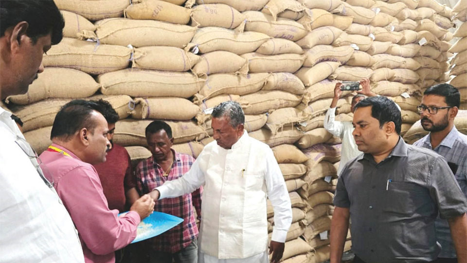 Muniyappa inspects grain quality at Bandipalya APMC