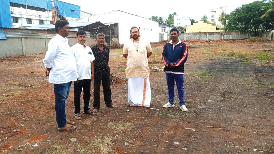 Encroachment attempt alleged on Gadduges of Siddharoodha’s disciples