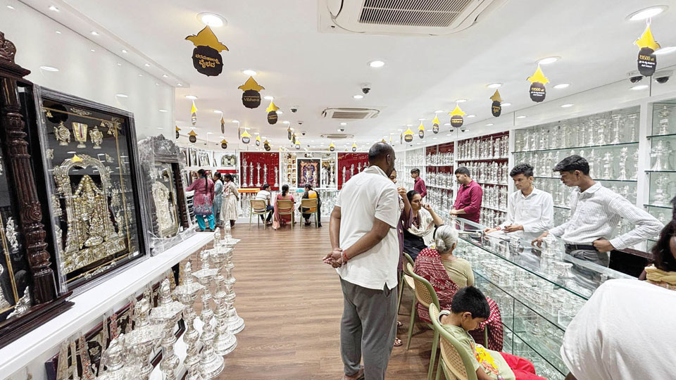 Discount on silver articles at Prakash Jewellers