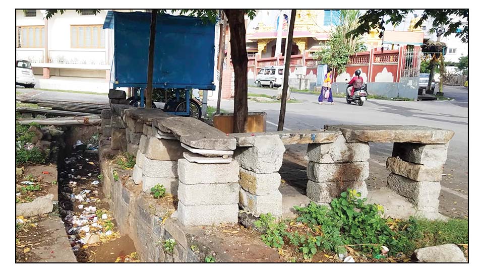 ‘Clear footpaths near Ambabhavani Circle’
