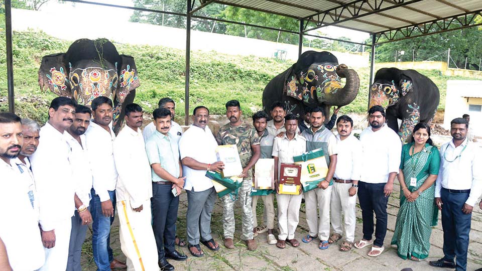 CM Siddu’s birthday: MLA distributes ethnic dress to mahouts, kavadis