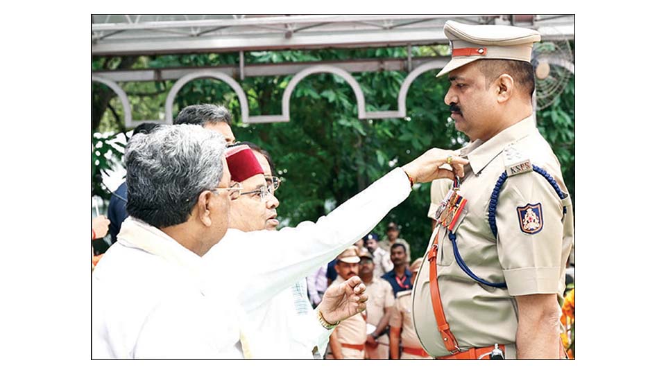 Stop atrocity against weaker sections: CM tells Cops