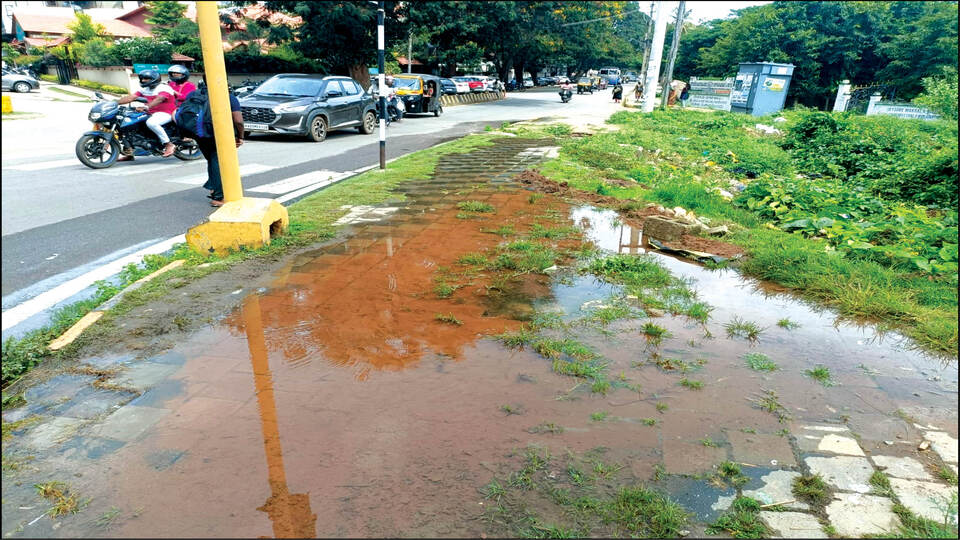 Gallons of water goes waste as pipe bursts near Ballal Circle