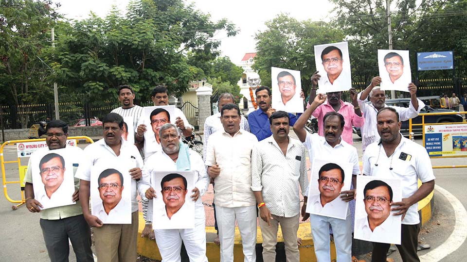 Sacking of Minister K.N. Rajanna: Nayaka Forum stages flash protest