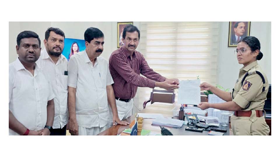 Congress files Police complaint seeking arrest of ex-MP and BJP Spokesperson